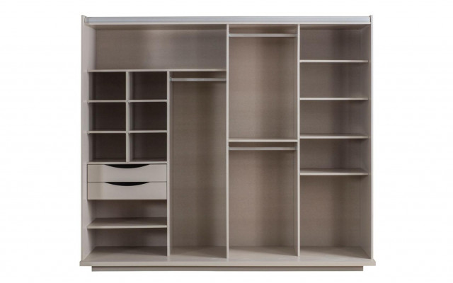 Moderne beige slaapkamer kledingkast met spiegel houten meubels.