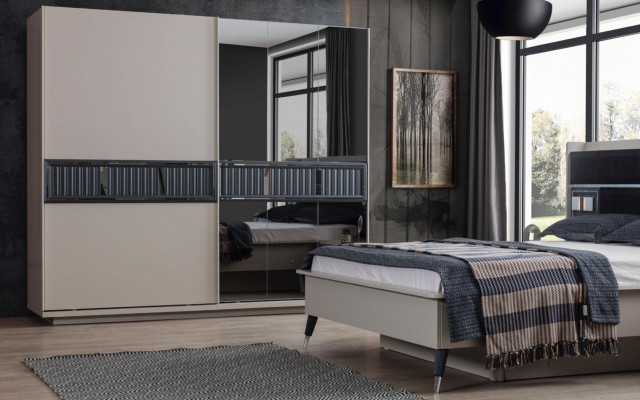 Moderne beige slaapkamer kledingkast met spiegel houten meubels.