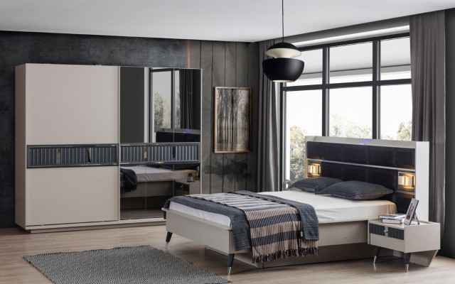 Moderne beige slaapkamer kledingkast met spiegel houten meubels.