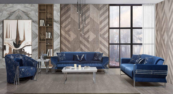 Woonkamer blauwe bankstel ontworpen driepersoons fauteuil salontafel