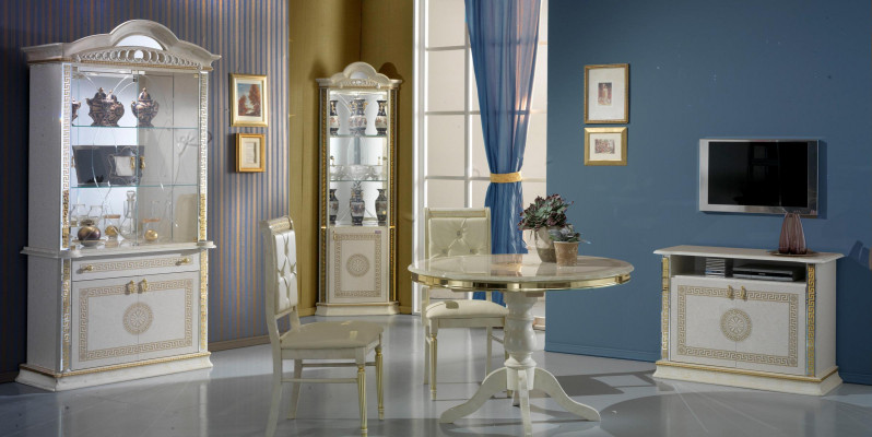 Woonkamerset, set van 4 stuks. Groep, dressoir, vitrine, 2 salontafels, barok, rococo.
