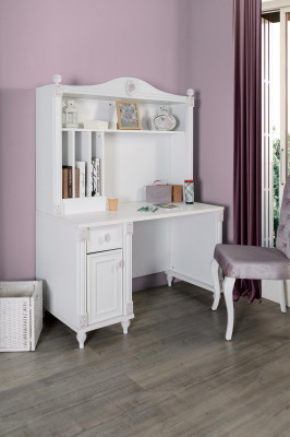 Bureau jeugdkinderkamer houten meubilair ontwerp witte tafel landhuis
