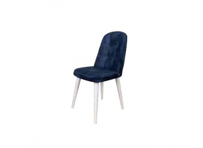 Heldergroene stoel op zwarte houten poten met een zachte rug voor de eetkamer.