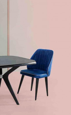 Blauw gestoffeerde stoel met zwarte houten poten voor eetkamer licht model