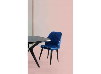 Blauw gestoffeerde stoel met zwarte houten poten voor eetkamer licht model