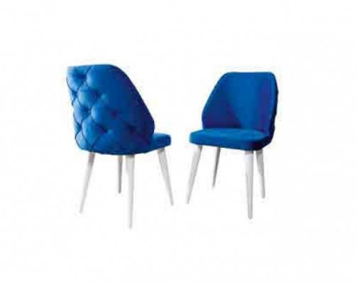 Houten gestoffeerde stoel met blauwe Chesterfield rugleuning op witte poten Eetkamer.