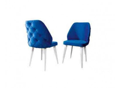 Houten gestoffeerde stoel met blauwe Chesterfield rugleuning op witte poten Eetkamer.