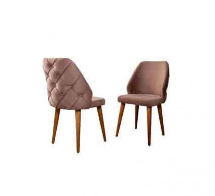 Houten gestoffeerde stoel met beige Chesterfield-rugleuning op houten poten voor eetkamer