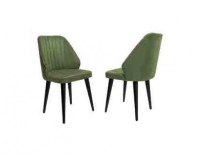 Groene stoel op zwarte houten poten voor de eetkamer, nieuw comfortabel model.