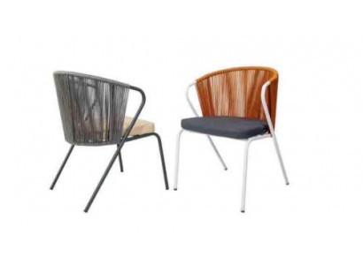 Originele stoelen in grijs op zwarte poten van roestvrij staal met een zacht kussen