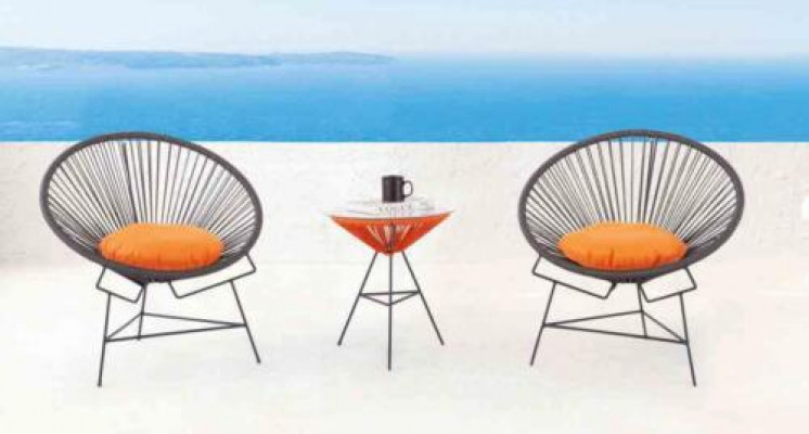 Stoelset met 2 fauteuils, tafel, stoelen en kussens voor tuinmeubelen op het terras.