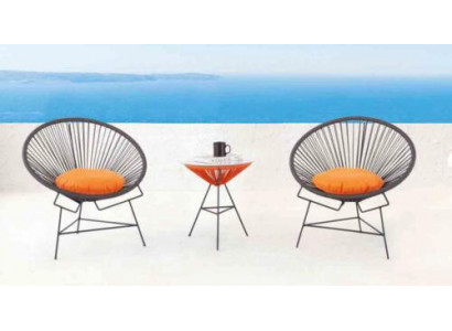 Stoelset met 2 fauteuils, tafel, stoelen en kussens voor tuinmeubelen op het terras.