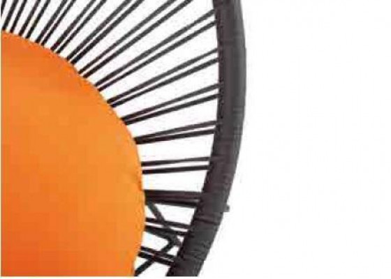 Stoelset met 2 fauteuils, tafel, stoelen en kussens voor tuinmeubelen op het terras.