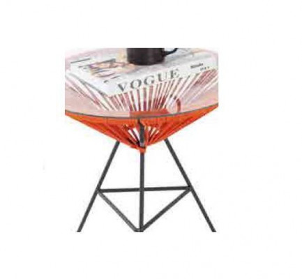 Stoelset met 2 fauteuils, tafel, stoelen en kussens voor tuinmeubelen op het terras.