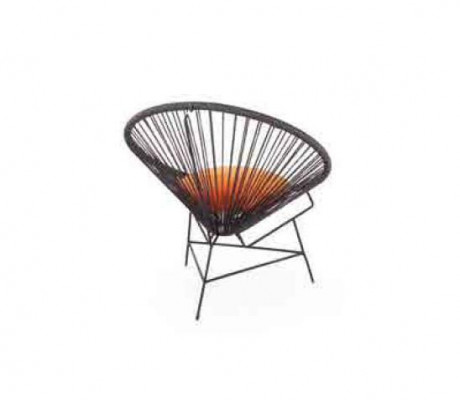 Stoelset met 2 fauteuils, tafel, stoelen en kussens voor tuinmeubelen op het terras.