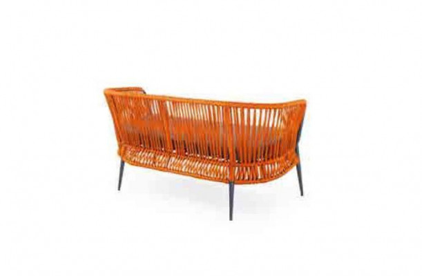 Oranje tuinmeubels, tweezitsbank, fauteuil, salontafelset.