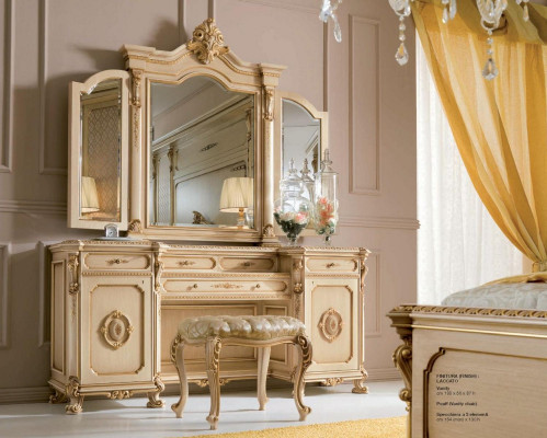 Kaptafel met spiegel, console van hout in luxe beige barokstijl.