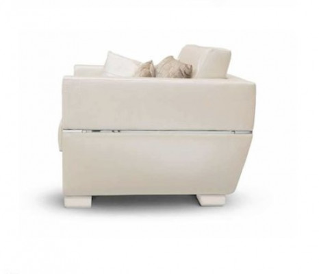 Beige elegantie in de kijker Stoffen stoel voor een stijlvolle woonkamer ambiance