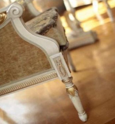 Luxe fauteuil met één zitting, oorfauteuil, beige stoffen woonkamer fauteuil
