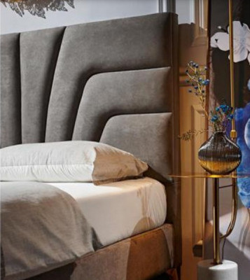 Hotel met luxe bed, tweepersoons bed, slaapkamerdesignmeubels van hout, nieuw luxe bedden.