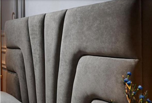 Hotel met luxe bed, tweepersoons bed, slaapkamerdesignmeubels van hout, nieuw luxe bedden.