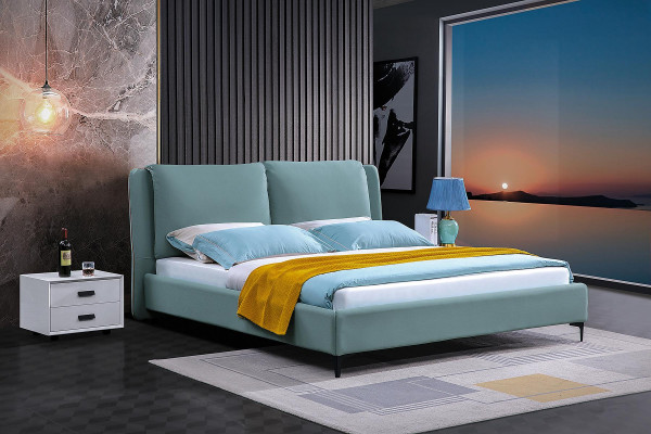 Klassiek tweepersoonsbed houten landhuisstijl. Echt houten slaapkamer