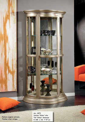 Klassieke vitrinekast met glazen front, houten behuizing, luxe bruin voor in de woonkamer.