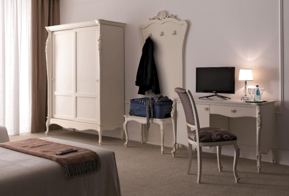 Klassieke slaapkamer complete set, kruk, bureau, kledingkast 5-delig.