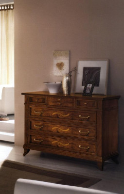 Houten ladekast in klassieke stijl op elegante poten voor woon- of slaapkamer.