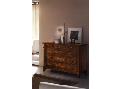 Houten ladekast in klassieke stijl op elegante poten voor woon- of slaapkamer.