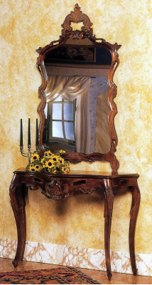 Spiegelconsole in landelijke stijl met spiegelkaptafel en bruine console.