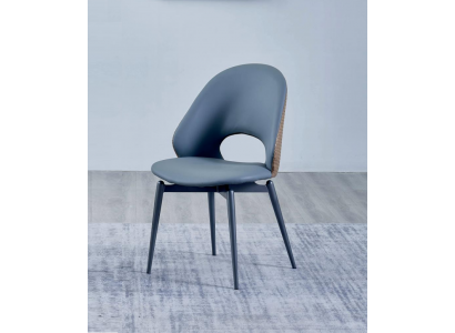 Grijze eetkamerstoelen met één zitplaats ontworpen door een luxe houten meubeldesigner.