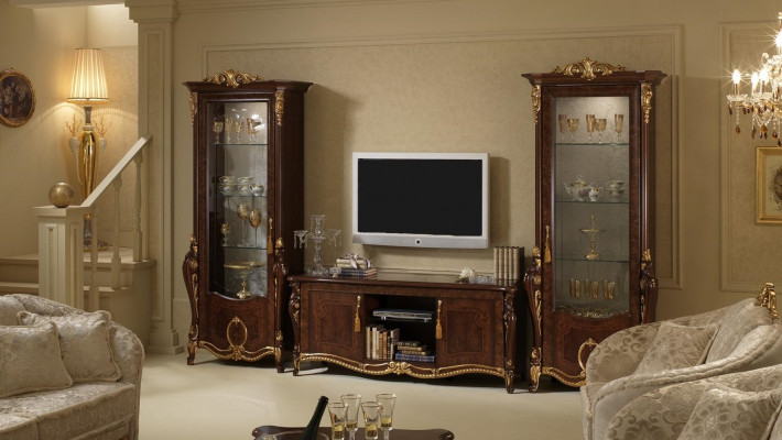 Woonkamermeubel in barokstijl met vitrinekast, dressoir, tv-meubel en wandkast.