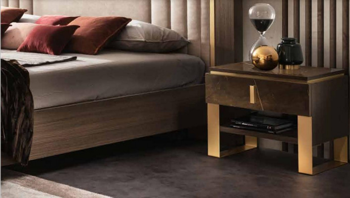Klassieke 4-delige slaapkamer Moderne set Bed Nachtkastje Commode