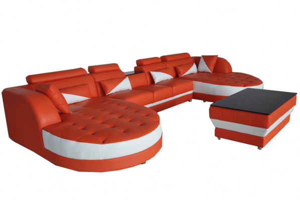 Moderne leren hoekbank met stoffering en USB-aansluiting voor de woonkamer in U-vormige opstelling.