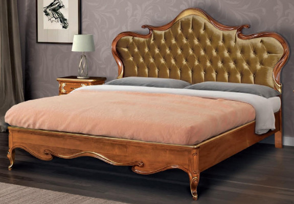 Chesterfield bed gestoffeerd design luxe dubbele hotelbedden Italiaans hout nieuw