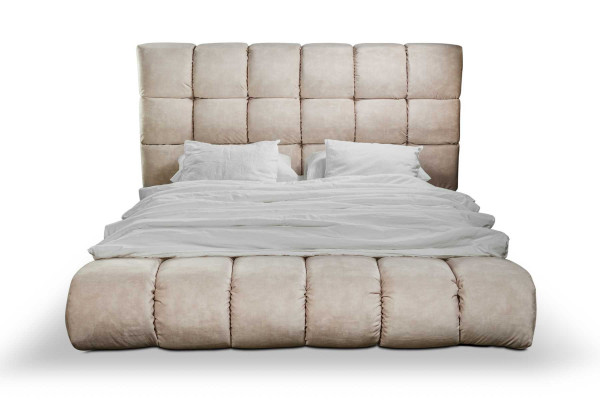 Luxe pluchen bed in grote handige slaapkamer designer bed Nieuw Binnenruimte
