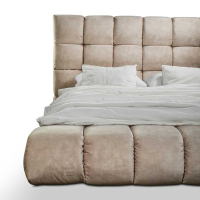 Luxe pluchen bed in grote handige slaapkamer designer bed Nieuw Binnenruimte