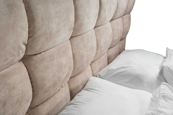 Luxe pluchen bed in grote handige slaapkamer designer bed Nieuw Binnenruimte