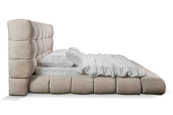 Luxe pluchen bed in grote handige slaapkamer designer bed Nieuw Binnenruimte