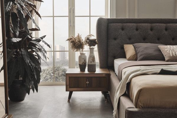 Modern slaapkamer set met designerbed, 2 nachtkastjes, commode en spiegel.