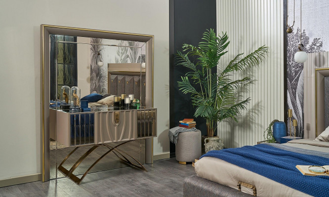 Slaapkamer set, tweepersoons bed, bruin, set van 4 stuks, console tafel, nieuw.