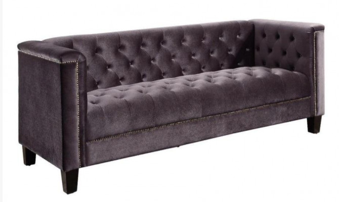 Helder grijs driezits stoffen Chesterfield woonkamer modern design bankstellen sofa. 