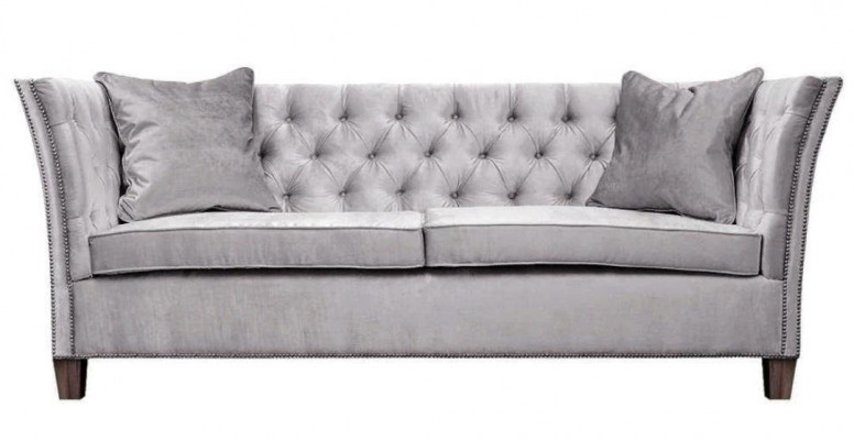 Chesterfield tweezits lichtgrijze stoffen woonkamer designbank creatief.