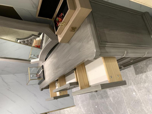 Luxe commode met spiegel in moderne stijl, designmeubilair, nieuw bruin voor de slaapkamer.