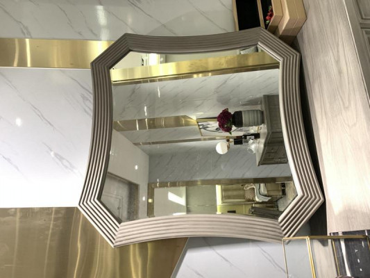 Luxe commode met spiegel in moderne stijl, designmeubilair, nieuw bruin voor de slaapkamer.