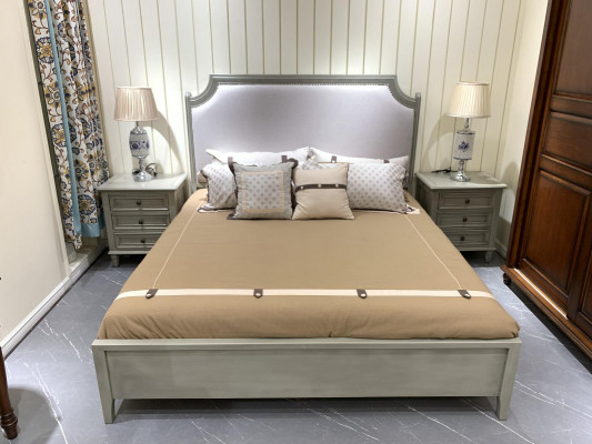 Premium slaapkamer set: bed en nachtkastjes van natuurlijk hout in grijs
