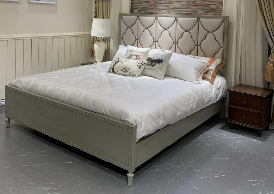 Premium tweepersoonsbed in klassiek design met een beige leren bekleding.