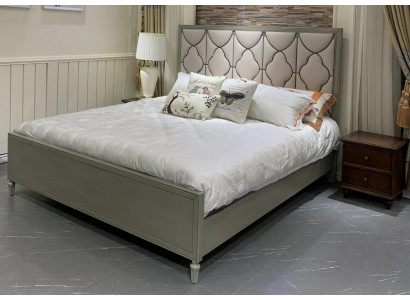 Premium tweepersoonsbed in klassiek design met een beige leren bekleding.