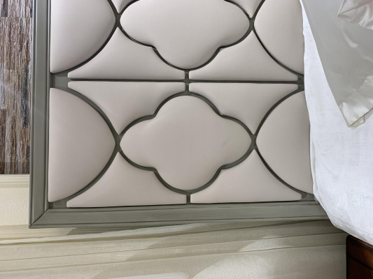 Premium tweepersoonsbed in klassiek design met een beige leren bekleding.